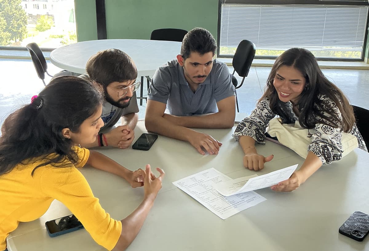 Interest Group Societies - Students collaborating on research